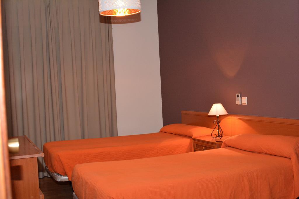 Hostal Gastrobar Carmelo Villarejo de Salvanés Exteriör bild